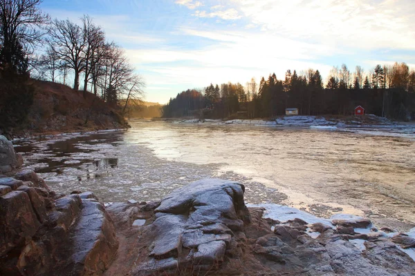 Cena da manhã do rio norwegian — Fotografia de Stock