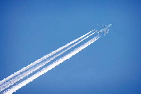 Avião a jato alto nos céus — Fotografia de Stock