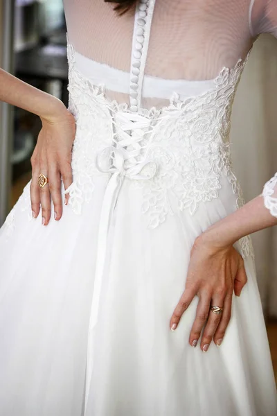 Novia en vestido de novia blanco — Foto de Stock