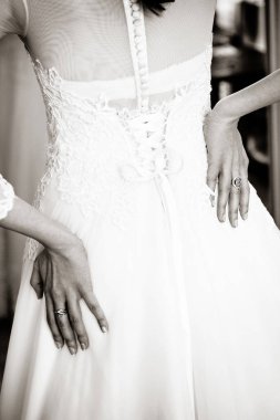 Gelin beyaz gelinlik içinde