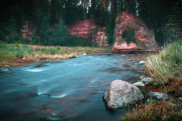 Río letón con acantilado durante el otoño — Foto de Stock