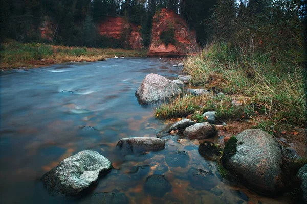 Letse rivier met klif — Stockfoto