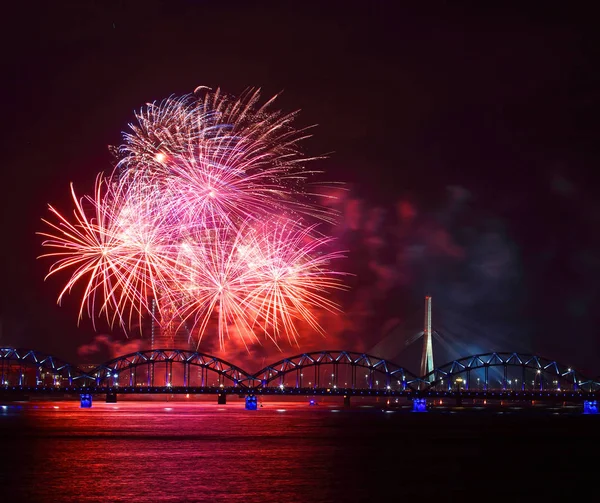 Salute in riga nachtelijke hemel — Stockfoto