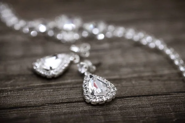 Набор свадебных сережек и ожерелий — стоковое фото