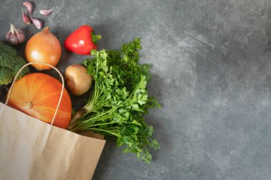 Sıfır atık daha az plastik konsept kullanın. Koyu arka planda taze organik sebzelerle dolu bir alışveriş poşeti. Sağlıklı gıda seçimi. Düz masa üzerine mesaj için yiyecek koydu. Yemek konsepti. Sağlıklı beslenme konsepti. Plastik yok. Akıllıca tüketim..