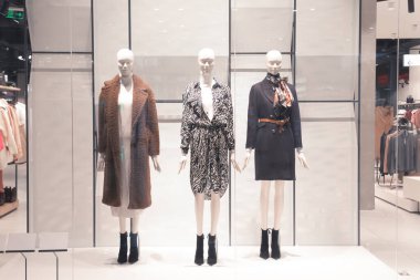 moda Dükkanı vitrin mankenler.