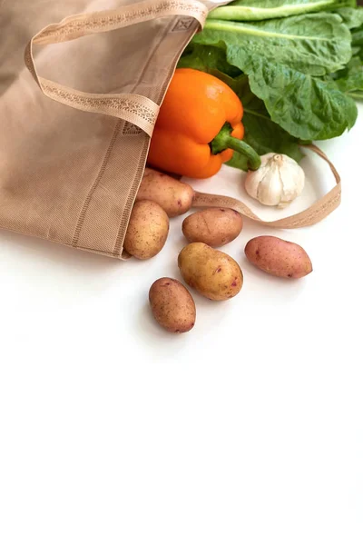 Null Abfall weniger Kunststoffkonzept / frisches Gemüse Bio in Öko-Baumwollstofftaschen auf Holztisch - weiße Stofftasche mit Tragetuch vom Markt — Stockfoto