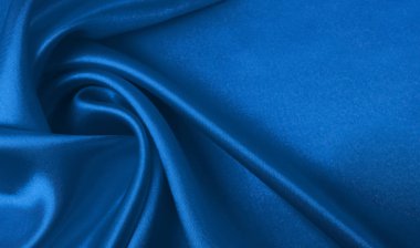 2020 'de moda klasik mavi renk tekstil ve doku konsepti. Klasik mavi renkli dalgalı ipek kumaş örneği - yakın plan.