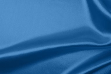 2020 'de moda klasik mavi renk tekstil ve doku konsepti. Klasik mavi renkli dalgalı ipek kumaş örneği - yakın plan.
