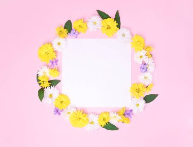 Pastel pembe arka planda güzel çiçeklerle yapılmış yaratıcı bir düzen. Mockup Flowers kompozisyonu. Doğum günü, Anneler, Sevgililer Günü, Kadınlar, Düğün Günü konsepti.