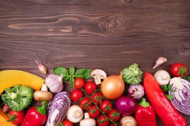 Sağlıklı beslenme düzeni, vejetaryen yiyecekler, beslenme konsepti. Ahşap arka planda salata için çeşitli taze sebzeler, çerçeve. Organik temiz sebzeler. Sağlıklı yaşam tarzı.