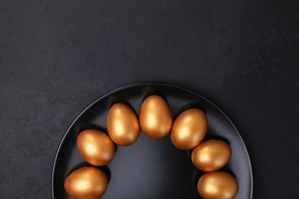 Minimal Easter Concept Stylish Easter Golden Decorated Eggs Black Plate — Stock Photo, Image