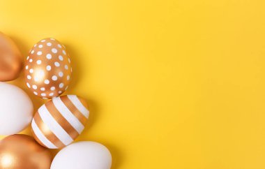 Paskalya altın yumurta Sarı zemin üzerine dekore edilmiştir. En az Paskalya kavramı. Metin kopya alanı ile mutlu Paskalya kartı. Üstten Görünüm, flatlay.