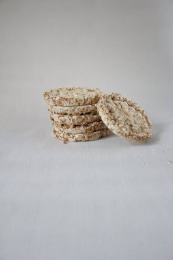 Gri arkaplanda yuvarlak ekmek ruloları