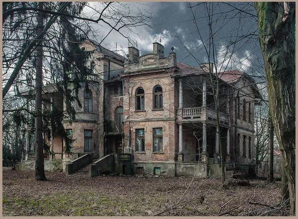 Régi Elhagyatott Ház Milanowekben Lengyelországban Régi Parkban Található Acélkék Égre — Stock Fotó