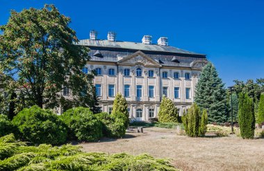 Polonya 2018. Bahçesi olan bir saray.