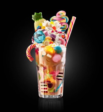 Canavar sallamak, izole ucube karamel sallamak. Renkli, şenlikli bir milkshake tatlılar ile kokteyl jöle. Renkli karamel milkshake dizi farklı childs tatlılar ve siyah cam davranır
