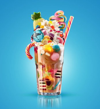 Canavar sallamak, izole ucube karamel sallamak. Renkli, şenlikli bir milkshake tatlılar ile kokteyl jöle. Renkli karamel milkshake dizi farklı childs tatlılar ve mavi camına davranır