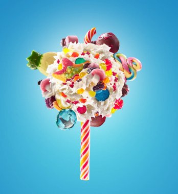 Şanti chantilly krem lolipop kavramı. Yuvarlak sınırında, üzerinde parlak arka plan izole muzlu süt gibi lolipop şeker, tatlılar ve şeker ile krem şanti. Krem girdap lolly Childs'ın renkli ile