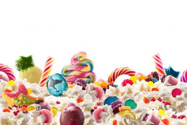 Tatlılar ve krem şanti, önden görünüm ile muzlu süt. Deli freakshake gıda eğilim. Üstten Görünüm krem şanti, berry ve jöleli şeker, çikolata şeker dolu. Renkli çırpılmış krem kavramı. Canavar