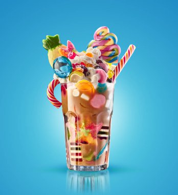 Canavar sallamak, izole ucube karamel sallamak. Renkli, şenlikli bir milkshake tatlılar ile kokteyl jöle. Renkli karamel milkshake dizi farklı childs tatlılar ve beyaz cama davranır