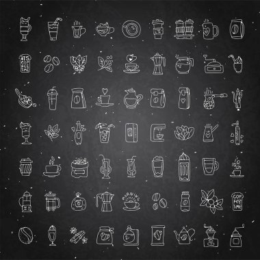 Siyah tebeşirle kaplanmış kahve ikonları. El yapımı kahve ikonu, vektör karalama koleksiyonu. Sabah kahvesi, kahve, fasulye, yaprak, kahve demliği, fincan ve diğer aksesuarlarla logo.