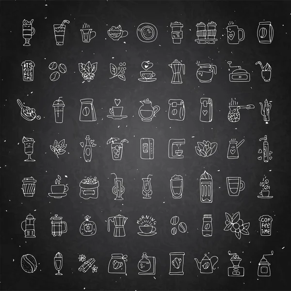 Conjunto vectorial de iconos de café sobre fondo de tiza negra. Icono de café dibujado a mano, colección de garabatos vectoriales. Café de la mañana, logotipo con café, frijoles, hojas, cafetera, tazas y otros accesorios — Vector de stock