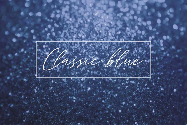 Κλασικό μπλε γκλίτερ λαμπερό φόντο. Χρώμα της χρονιάς 2020, μπλε παλέτα με βαθύ κλασικό μπλε Swatch για εκτύπωση, web design. ύφασμα χρωματισμός σε τάση κλασικό μπλε χρώμα του έτους 2020. — Φωτογραφία Αρχείου