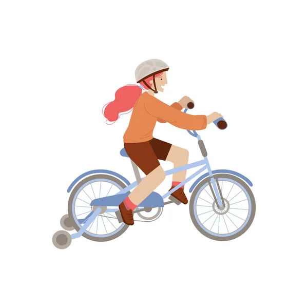 Adolescente mignonne ou pré-adolescente monter un vélo à 4 roues dans un casque, faire des activités sportives d'été. Souriant fille heureuse sur un vélo, illustration vectorielle, isolé sur fond blanc . — Image vectorielle