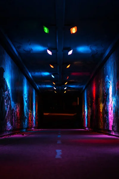 Vibrantly Lit Urban Tunnel sotterraneo Foto Stock