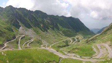 Dağ geçidi yolu yüksek irtifada, havadan görünümü