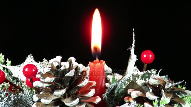 Vela vermelha queimando na decoração de inverno — Vídeo de Stock