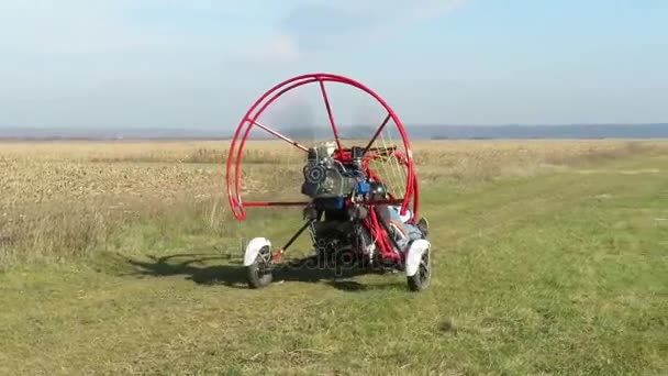 Motorized paraglider flytta på flygfältet — Stockvideo