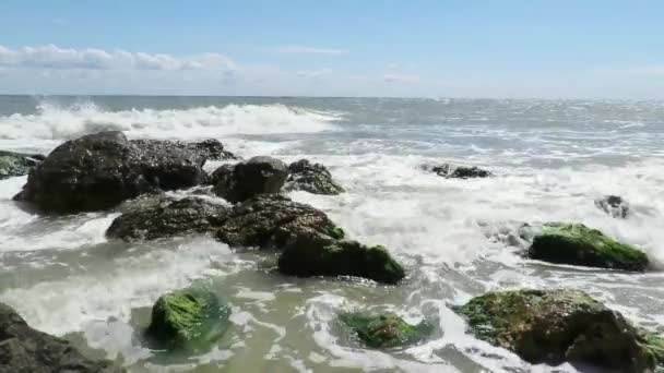 Морские волны ударяют по береговым скалам — стоковое видео