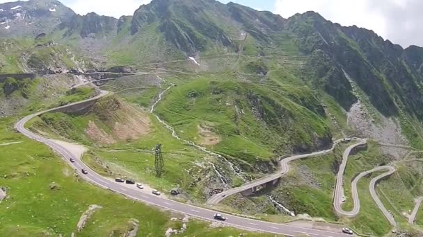 Estrada de cruzamento de montanha, vista aérea — Vídeo de Stock