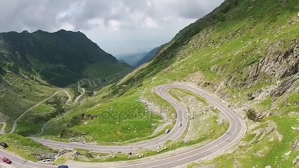 Bergsryggen som genomkorsas av spektakulära road, Flygfoto — Stockvideo
