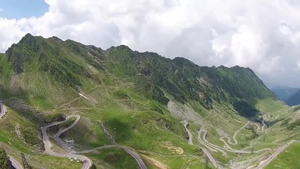 Estrada de passagem que atravessa montanhas, vista aérea — Vídeo de Stock