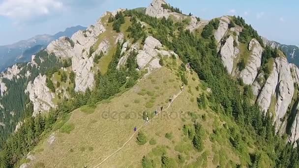 Альпинисты на тропе, воздушный выстрел — стоковое видео