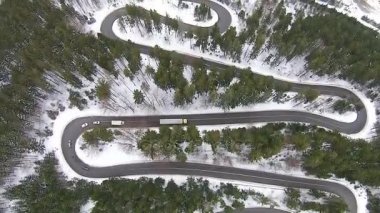 Dağ yolu üzerinde uçan geçiş ile trafik, kışın