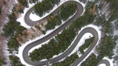 Dağ geçidi yol, havadan görünümü traversing araba