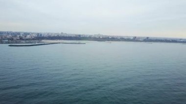 Kıyıya doğru açık deniz üzerinde uçan