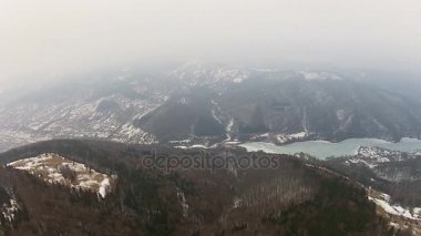 Puslu tepeler ve donmuş göl, hava Kuveyt'i