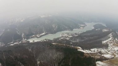 Kış, hava görünümünde göl donmuş puslu,