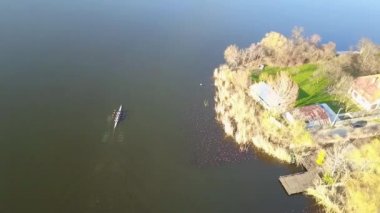 Eğitim göl kenarında atlet rowers takım