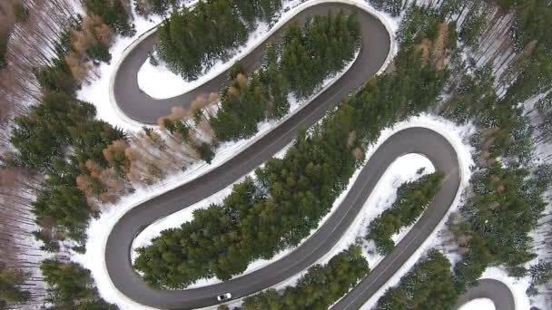Car traversing mountain pass road, aerial view — Stock Video
