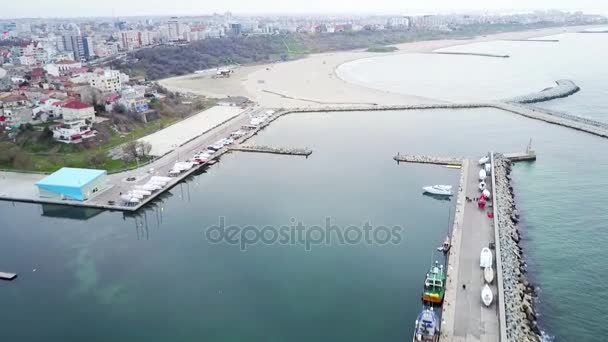 Volando sobre un pequeño puerto en la costa del mar — Vídeo de stock