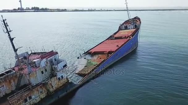 Luchtfoto van de schipbreuk van de cargo, Roemeense wateren — Stockvideo