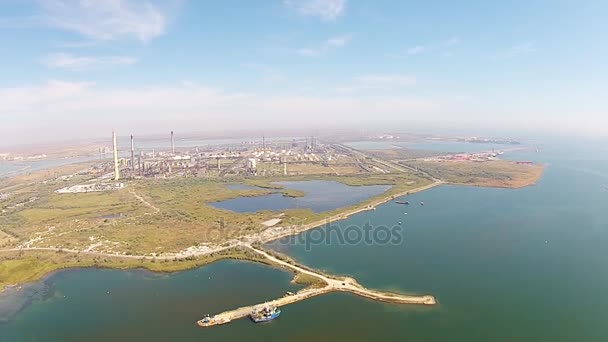 Raffinerie de pétrole sur la côte de la mer Noire, vue aérienne — Video