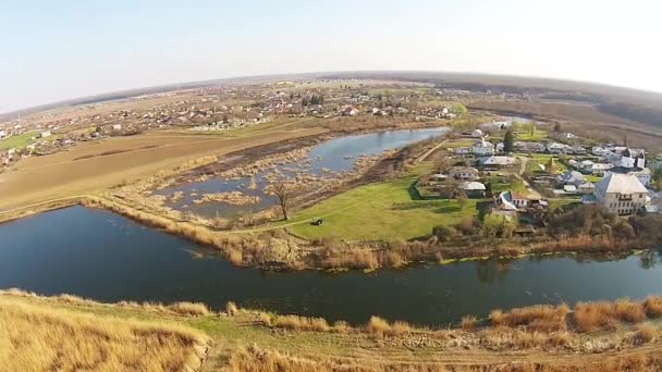 Havadan görünümü Gölü kıyısında pitoresk köy — Stok video