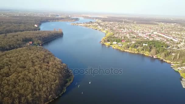 春、空中のビューの湖でボートを漕ぐ屋外トレーニング — ストック動画